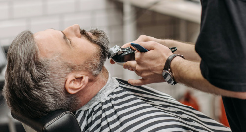 ابزارهای فلزی آرایشگاهی ضدعفونی‌شده و چیده‌شده در جعبه استریل

