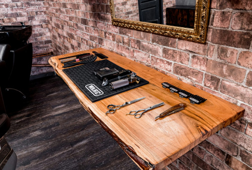 دستکش و قیچی استریل شده در سالن زیبایی بهداشتی