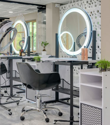 آینه یکی از ۱۰ ابزار مهم برای راه اندازی سالن آرایشی