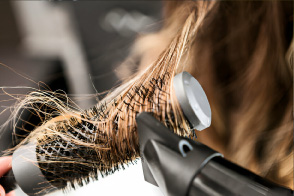 سشوار از ۱۰ ابزار ضروری راه اندازی سالن آرایشی