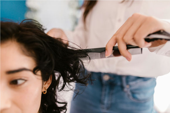 شانه‌کردن موی فر در حمام با شانه دندانه‌درشت