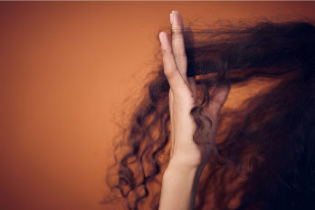 شانه دندانه‌درشت مناسب موهای فر برای باز کردن گره بدون آسیب