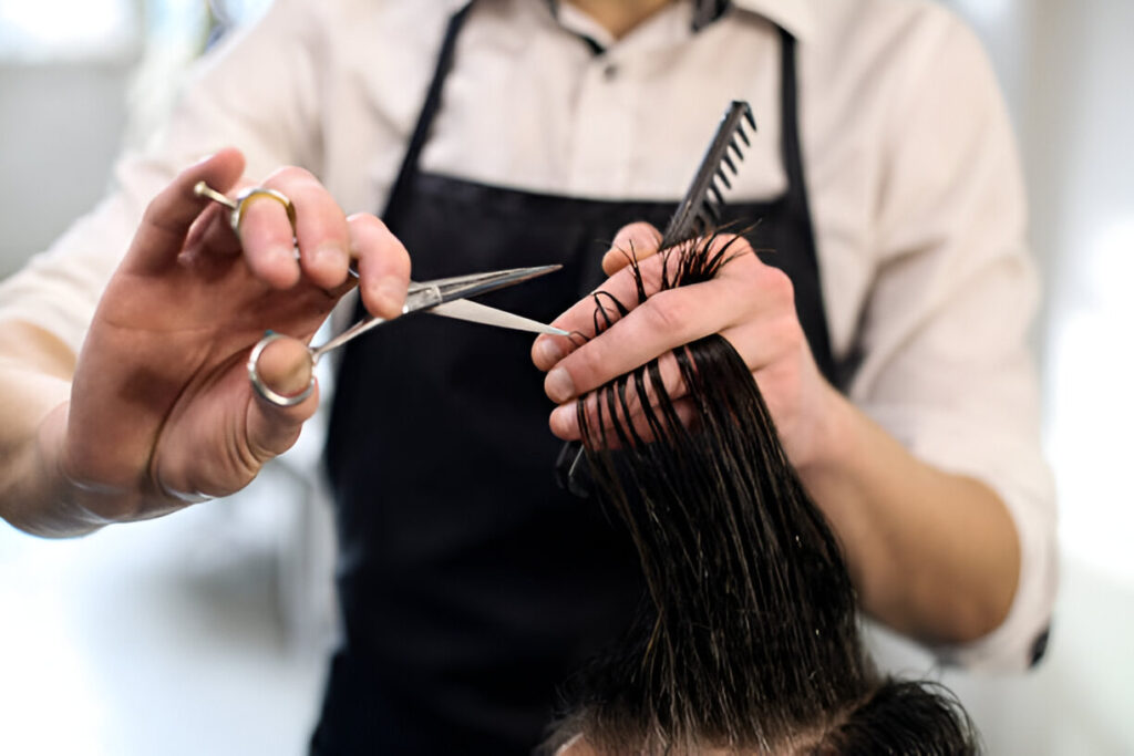 نحوه درست در دست گرفتن قیچی کوتاهی مو