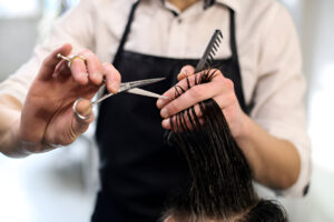 نحوه درست در دست گرفتن قیچی کوتاهی مو