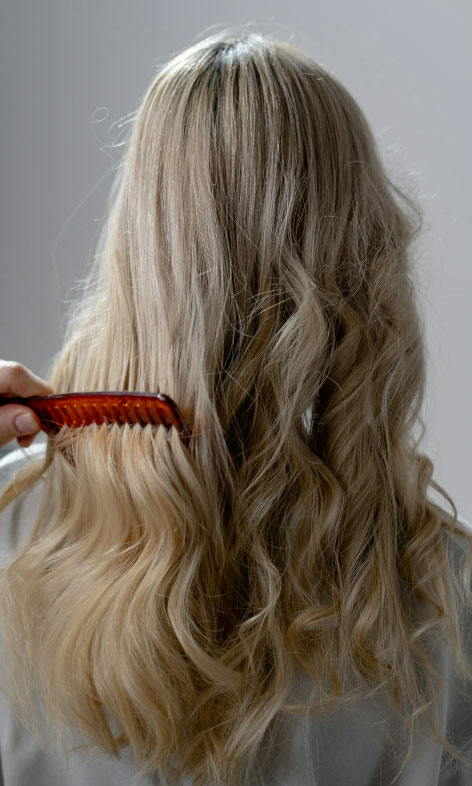 ۳. مدل‌دهی حرفه‌ای و آسان با شانه آرایشگاهی برای مدل دادن به موها، انتخاب شانه مناسب اهمیت فراوانی دارد. شانه‌های معمولی اغلب باعث به هم ریختگی موها و گره‌خوردگی می‌شوند، اما شانه‌های حرفه‌ای با دندانه‌های دقیق و طراحی تخصصی، امکان حالت‌دهی آسان و زیبا را فراهم می‌کنند.