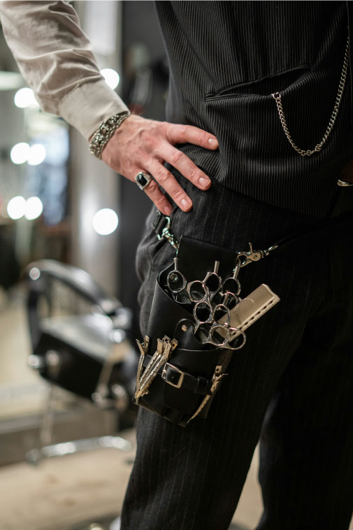 استفاده از شانه آرایشگاهی روی موهای صاف و سالم در محیط آرایشگاه حرفه‌ای