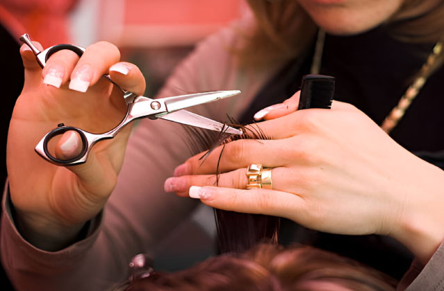 درست در دست گرفتن قیچی