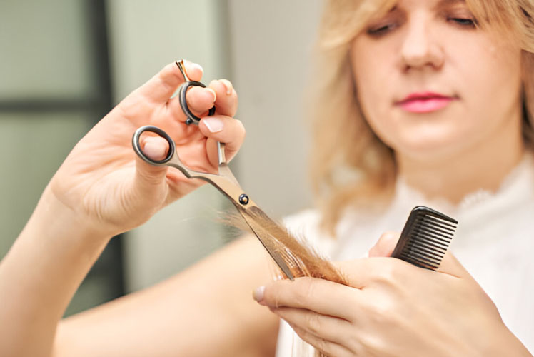 درست در دست گرفتن قیچی