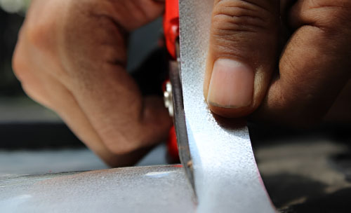 بریدن فویل با قیچی 