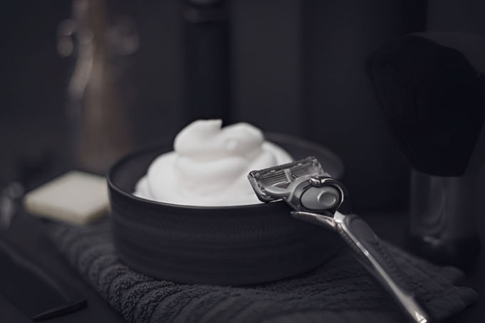 مقدار مناسبی خمیر ریش پوست حساس روی کف دست آماده استفاده برای اصلاح