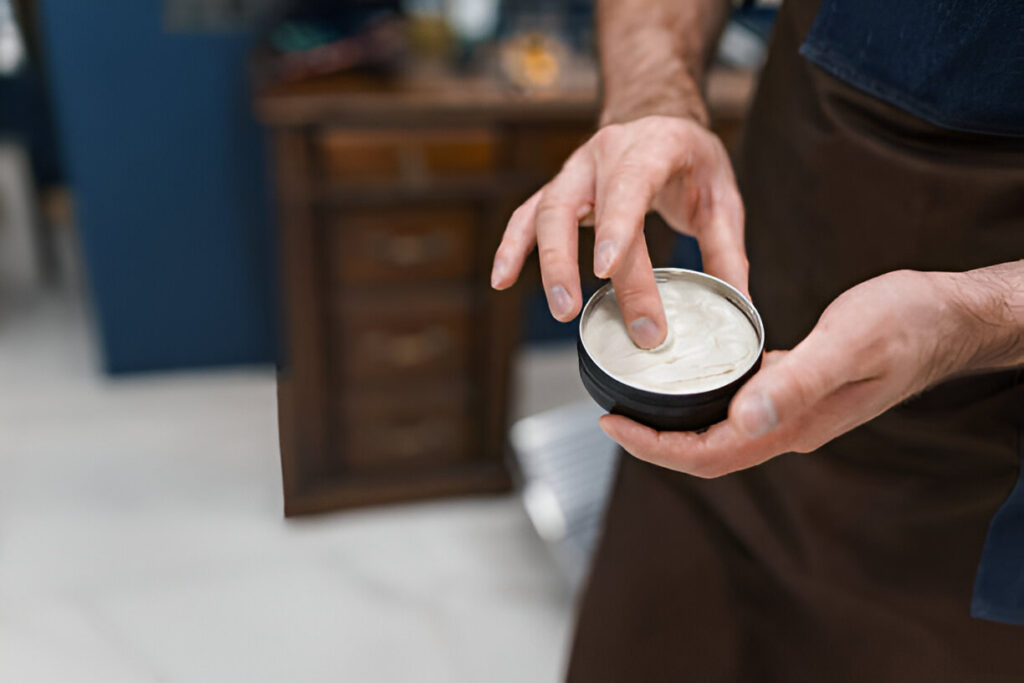 با استفاده از واکس موی سالم می‌توانید موهایی خوش‌حالت و تقویت‌شده داشته باشید