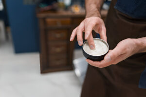 با استفاده از واکس موی سالم می‌توانید موهایی خوش‌حالت و تقویت‌شده داشته باشید