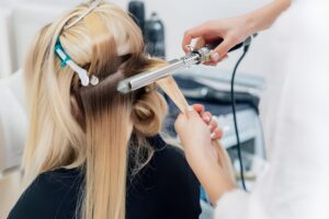 کلیپس فلزی آرایشگاهی در حال نگه داشتن بخش ضخیم مو برای کوتاهی و رنگ‌آمیزی حرفه‌ای