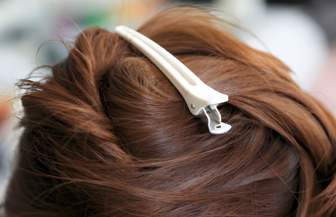 کلیپس پلاستیکی آرایشگاهی روی موهای صاف و نازک