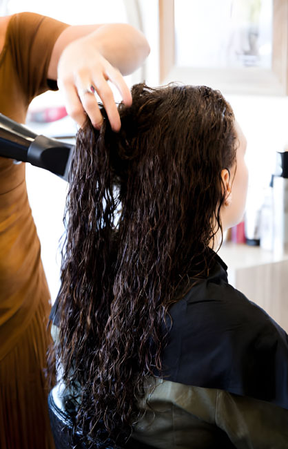 نمای نزدیک از تار موهای فر خشک و وز شده که رطوبت خود را از دست داده‌اند