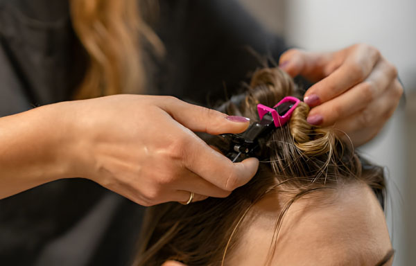 کلیپس پددار آرایشگاهی روی موهای حساس برای جلوگیری از فشار و آسیب در طول خدمات سالن