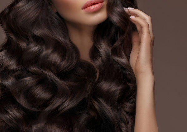 شانه کردن موهای مرطوب با شانه دندانه‌درشت برای مراقبت از مو