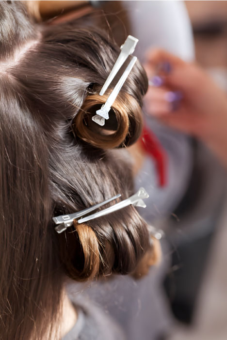 کیت کامل انواع کلیپس مو آرایشگاهی روی میز ابزار سالن برای استفاده حرفه‌ای