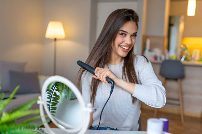 صاف کردن مو با اتو مو  