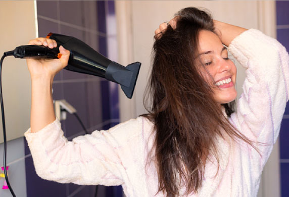 سشوار سرامیکی مخصوص موهای فر که حرارت یکنواخت پخش می‌کند