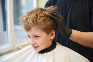 کوتاهی موی پسرانه در خانه با استفاده از قیچی و ماشین اصلاح حرفه‌ای، مدل‌های ۲۰۲۵