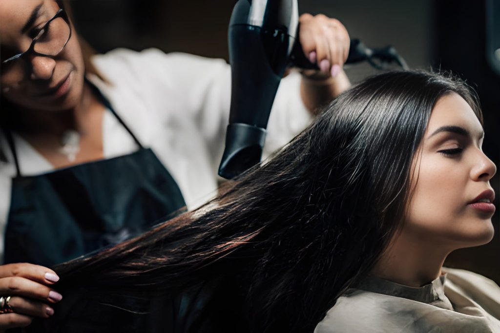 تمیز کردن فیلتر سشوار با برس نرم برای جلوگیری از گرفتگی هوا