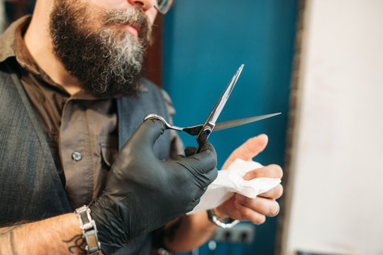 زدون گردوغبار از روی قیچی