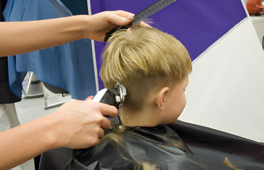 اجرای مدل Fade موی پسرانه با ماشین اصلاح در خانه