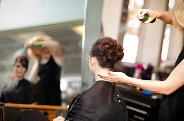 مجموعه‌ای از انواع اسپری موی حرفه‌ای برای تثبیت، حجم‌دهی، ضد وز و براق‌کنندگی