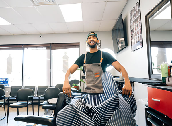 پیشبند کوتاهی ضد آب در سالن زیبایی زنانه