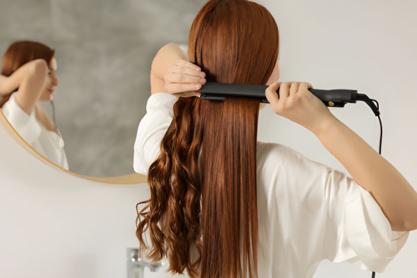 اتو مو سرامیکی کویین در حال صاف کردن موهای فر، صفحات سرامیکی برای پخش یکنواخت حرارت