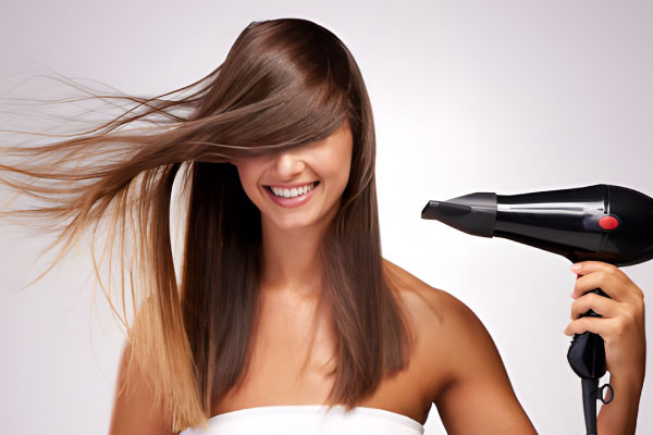 سشوار یونی پرومکس حرفه‌ای با فناوری یونی، مناسب موهای فر و خشک، در سالن آرایش