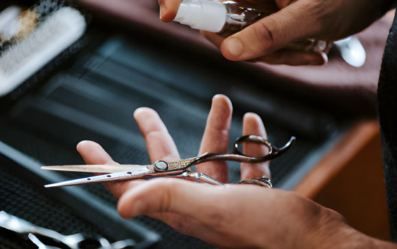 "تمیز کردن تیغه قیچی آرایشگری با الکل