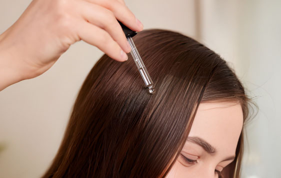 ۶. استفاده از سرم و روغن محافظ مو

روغن‌های گیاهی مثل آرگان، جوجوبا و نارگیل رطوبت را در ساقه نگه می‌دارند، مو را درخشان می‌کنند و مانع شکنندگی می‌شوند. سرم‌ها نیز باعث تثبیت رنگ و افزایش نرمی مو می‌شوند.