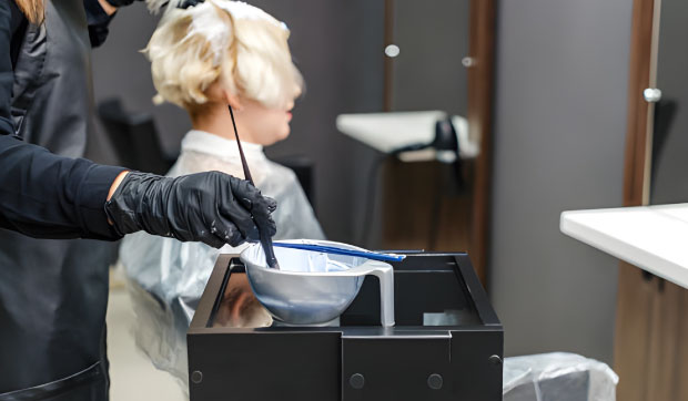 ظرف حاوی پودر دکلره و اکسیدان برای روشن کردن مو