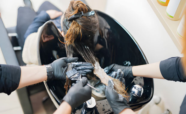 موهای خشک و آسیب‌دیده قبل از استفاده از اکسیدان و دکلره