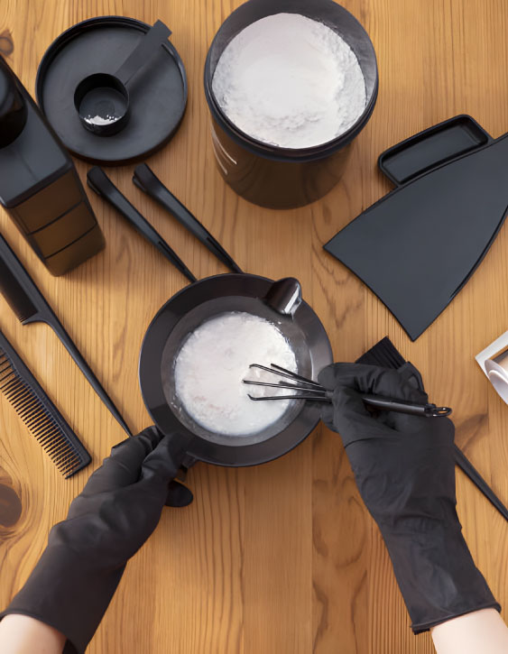 ترکیب رنگ مو با اکسیدان با نسبت مناسب برای روشنایی و تثبیت رنگ یکنواخت