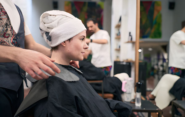 ابزار بهداشتی آرایشگاه: حوله و روپوش آرایشگاهی برای محافظت از لباس و مشتری