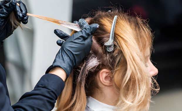 مرحله مخلوط کردن پودر دکلره بدون آسیب برای دکلره موهای حساس