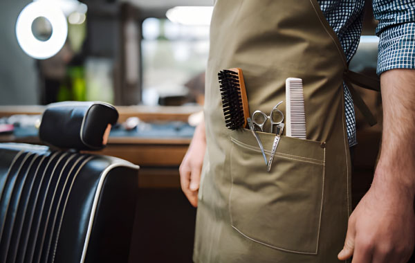 سالن زیبایی با حوله‌های پنبه‌ای و روپوش‌های مقاوم برای آرایشگران حرفه‌ای