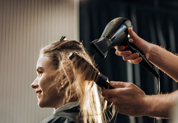 بررسی سلامت سیم و دوشاخه سشوار برای جلوگیری از آسیب برق