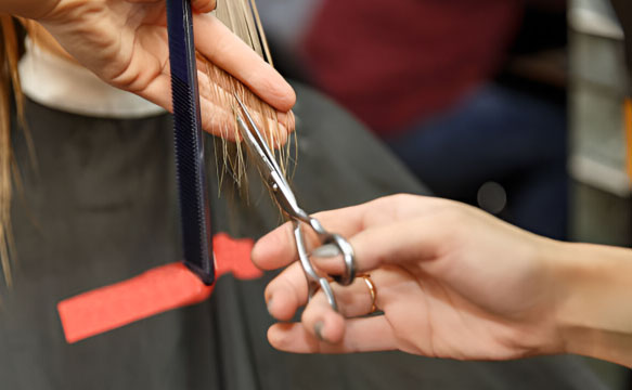 قیچی آرایشگری با دسته ارگونومیک برای استفاده طولانی در سالن‌ها