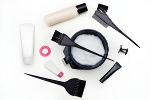 اکسیدان رنگ مو در کاسه برای ترکیب با رنگ