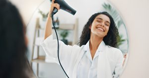 روش صحیح سشوار کشیدن مو با تقسیم دستههای مو و استفاده از برس مناسب