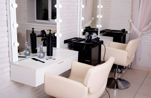 آینه دیواری قدی با نور مناسب در سالن کوچک