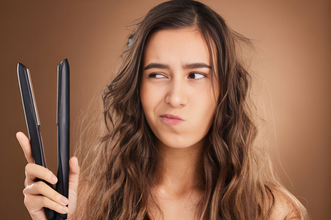 صاف کردن مو با تکنیک صحیح و فشار کم – جلوگیری از آسیب حرارتی و موخوره