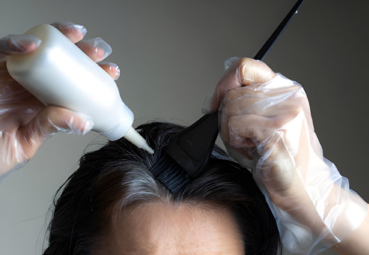 شانه کردن ملایم مو برای جلوگیری از آسیب مو و شکنندگی ساقه‌ها