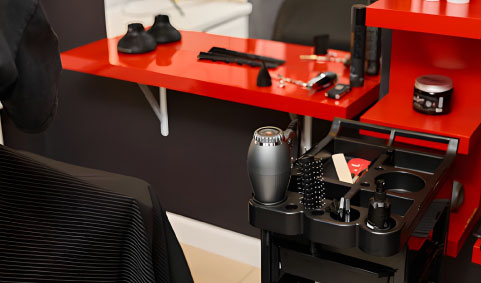 ابزار جانبی آرایشگاهی در قفسه شفاف