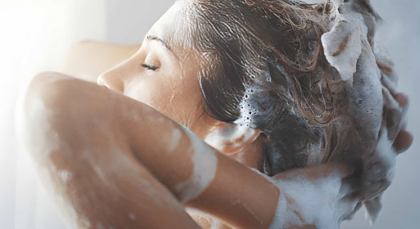 موهای چرب و ریشه روغنی با نیاز به شامپوی مخصوص مراقبت مو