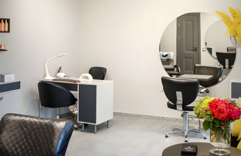 صندلی و ترولی کنار هم برای کار با مشتری